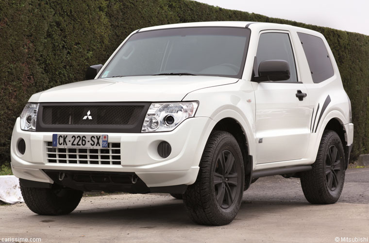 Mitsubishi Pajero Sport Black 2012